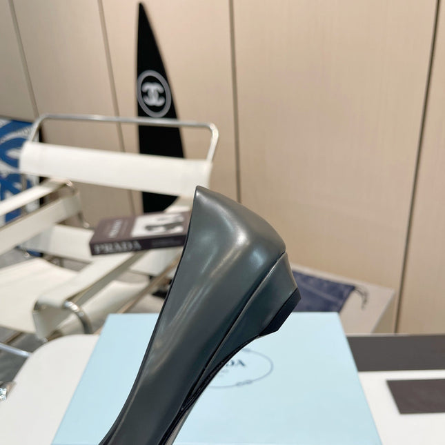 POINTED TOE PUMPS KITTEN HEEL IN GRAY GLOSSY LAMBSKIN WITH BOW