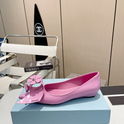 BALLET FLATS POINTED TOE IN PINK SHINY CALFSKIN ATTACHED FLOWERS