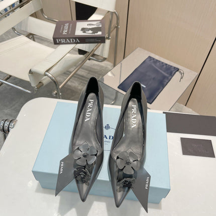 PUMPS KITTEN HEEL IN GRAY SHINY CALFSKIN ATTACHED FLOWERS