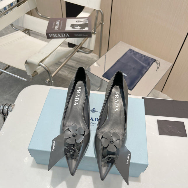 PUMPS KITTEN HEEL IN GRAY SHINY CALFSKIN ATTACHED FLOWERS