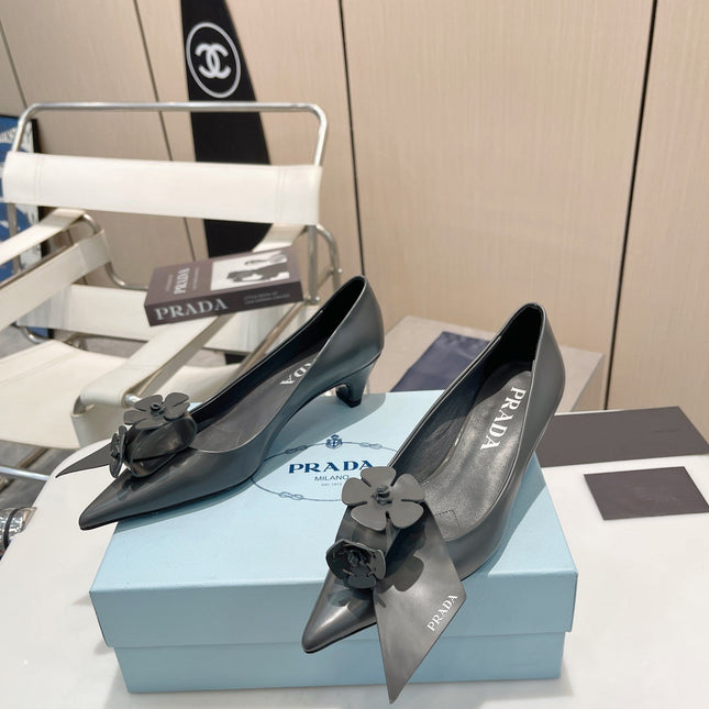 PUMPS KITTEN HEEL IN GRAY SHINY CALFSKIN ATTACHED FLOWERS