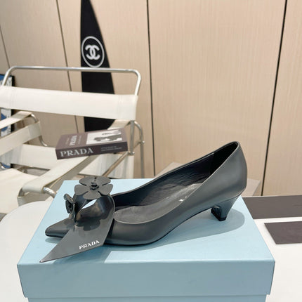 PUMPS KITTEN HEEL IN GRAY SHINY CALFSKIN ATTACHED FLOWERS