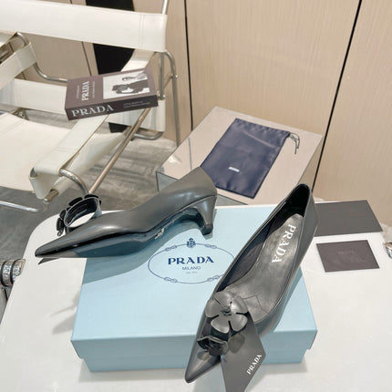 PUMPS KITTEN HEEL IN GRAY SHINY CALFSKIN ATTACHED FLOWERS