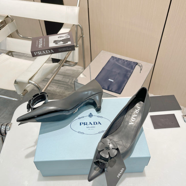 PUMPS KITTEN HEEL IN GRAY SHINY CALFSKIN ATTACHED FLOWERS