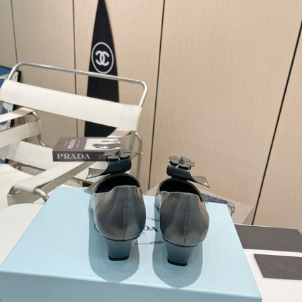 PUMPS KITTEN HEEL IN GRAY SHINY CALFSKIN ATTACHED FLOWERS