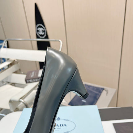 PUMPS KITTEN HEEL IN GRAY SHINY CALFSKIN ATTACHED FLOWERS