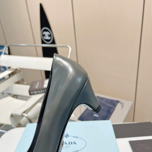 PUMPS KITTEN HEEL IN GRAY SHINY CALFSKIN ATTACHED FLOWERS