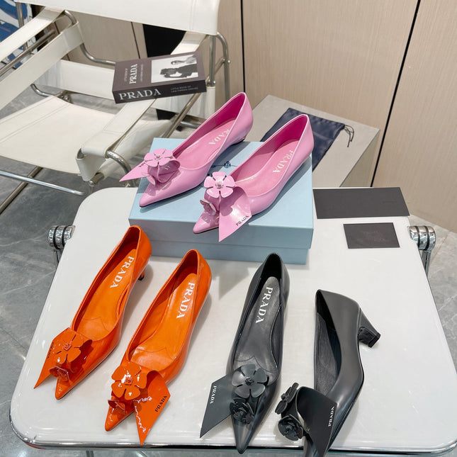 PUMPS KITTEN HEEL IN GRAY SHINY CALFSKIN ATTACHED FLOWERS