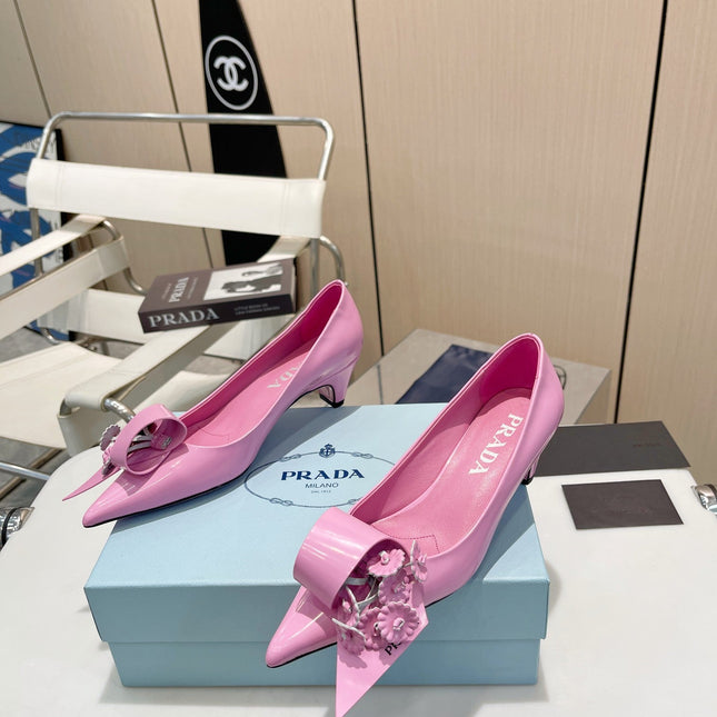MEDIUM HEEL PUMPS IN PINK PATENT CALFSKIN ATTACHED CREATIVE FLOWERS