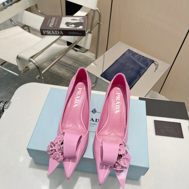 MEDIUM HEEL PUMPS IN PINK PATENT CALFSKIN ATTACHED CREATIVE FLOWERS