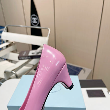 MEDIUM HEEL PUMPS IN PINK PATENT CALFSKIN ATTACHED CREATIVE FLOWERS