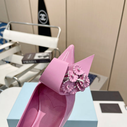 MEDIUM HEEL PUMPS IN PINK PATENT CALFSKIN ATTACHED CREATIVE FLOWERS