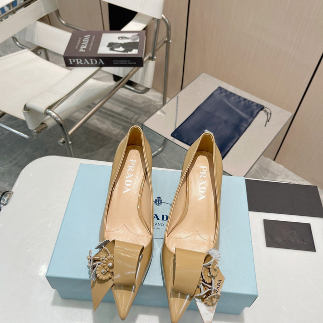 MEDIUM HEEL PUMPS IN TORTILLA BROWN PATENT CALFSKIN ATTACHED CREATIVE FLOWERS