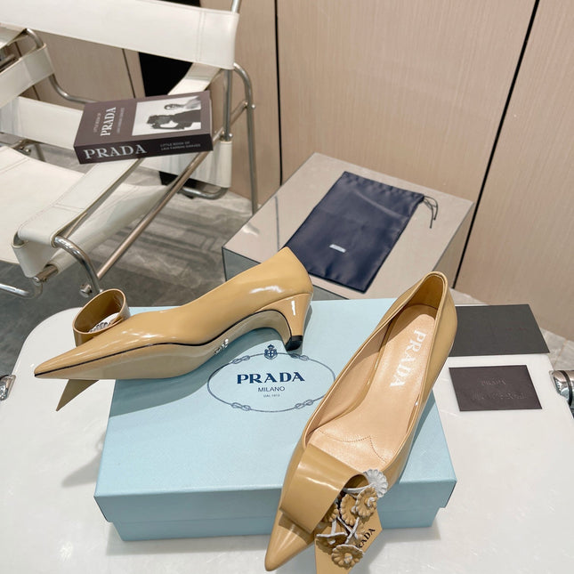 MEDIUM HEEL PUMPS IN TORTILLA BROWN PATENT CALFSKIN ATTACHED CREATIVE FLOWERS