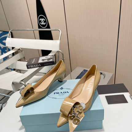 MEDIUM HEEL PUMPS IN TORTILLA BROWN PATENT CALFSKIN ATTACHED CREATIVE FLOWERS