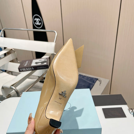 MEDIUM HEEL PUMPS IN TORTILLA BROWN PATENT CALFSKIN ATTACHED CREATIVE FLOWERS