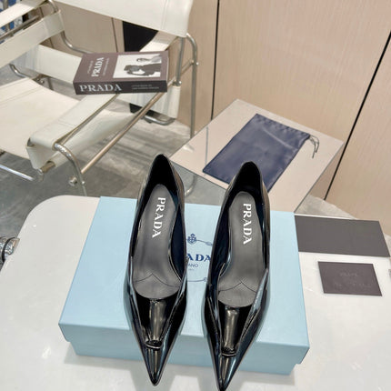 KITTEN HEEL PUMPS WITH CREATIVE SHAPE IN BLACK GLOSSY LAMBSKIN