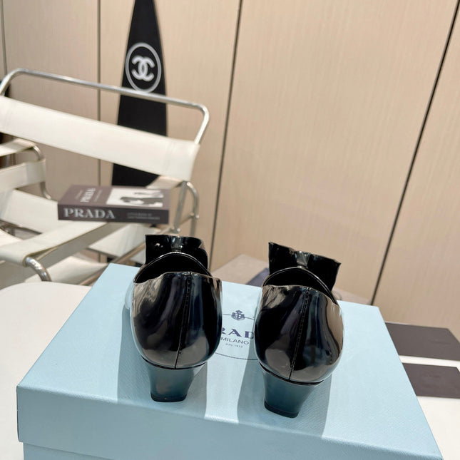 KITTEN HEEL PUMPS WITH CREATIVE SHAPE IN BLACK GLOSSY LAMBSKIN