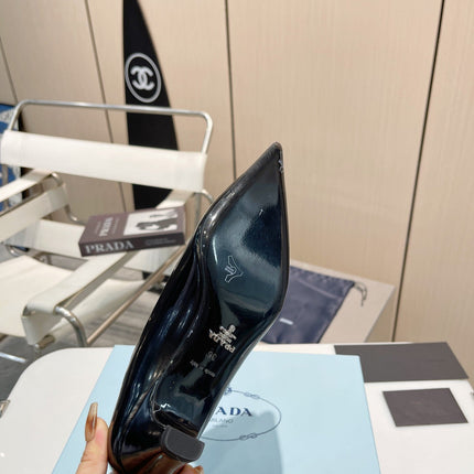 KITTEN HEEL PUMPS WITH CREATIVE SHAPE IN BLACK GLOSSY LAMBSKIN