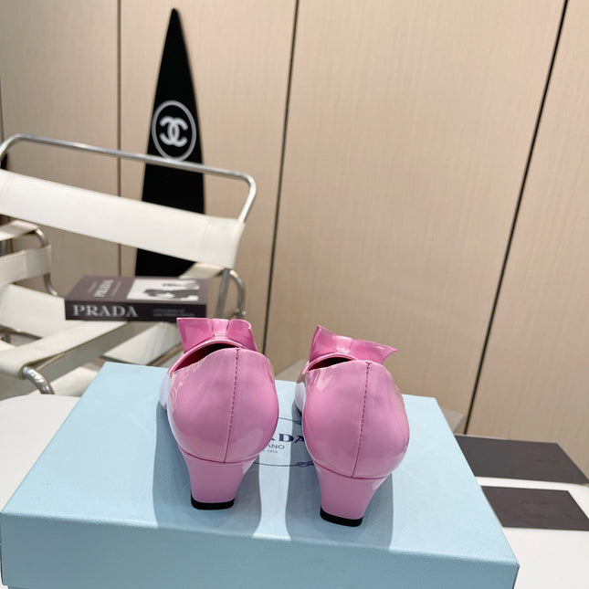 KITTEN HEEL PUMPS WITH CREATIVE SHAPE IN PINK GLOSSY LAMBSKIN