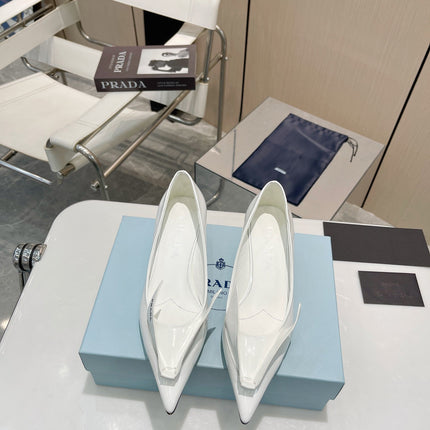 KITTEN HEEL PUMPS WITH CREATIVE SHAPE IN WHITE GLOSSY LAMBSKIN