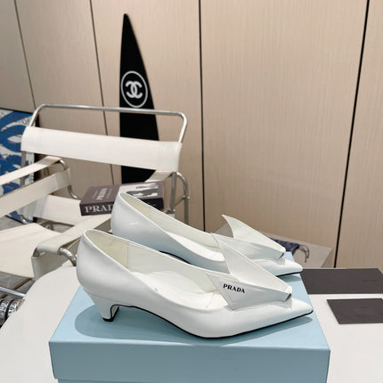 KITTEN HEEL PUMPS WITH CREATIVE SHAPE IN WHITE GLOSSY LAMBSKIN