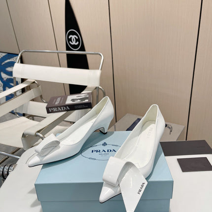 KITTEN HEEL PUMPS WITH CREATIVE SHAPE IN WHITE GLOSSY LAMBSKIN