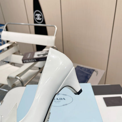 KITTEN HEEL PUMPS WITH CREATIVE SHAPE IN WHITE GLOSSY LAMBSKIN