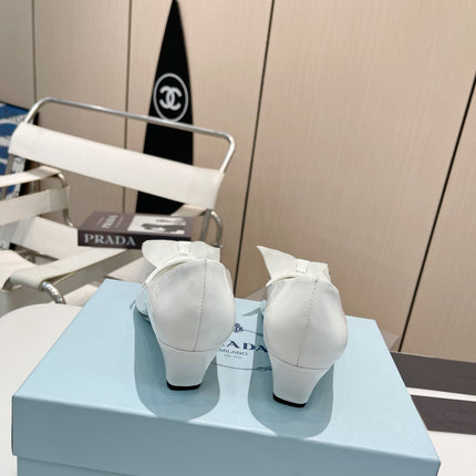 KITTEN HEEL PUMPS WITH CREATIVE SHAPE IN WHITE GLOSSY LAMBSKIN