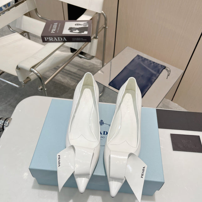 POINTED TOE PUMPS KITTEN HEEL IN WHITE GLOSSY LAMBSKIN WITH BOW
