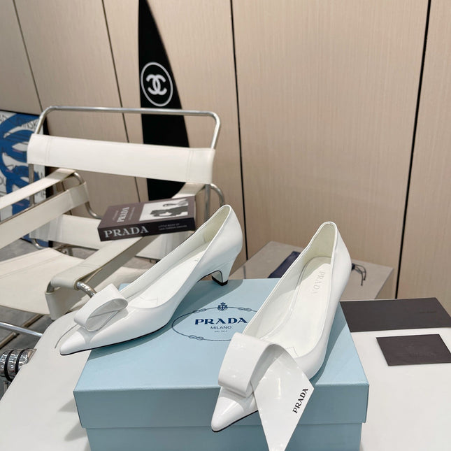 POINTED TOE PUMPS KITTEN HEEL IN WHITE GLOSSY LAMBSKIN WITH BOW