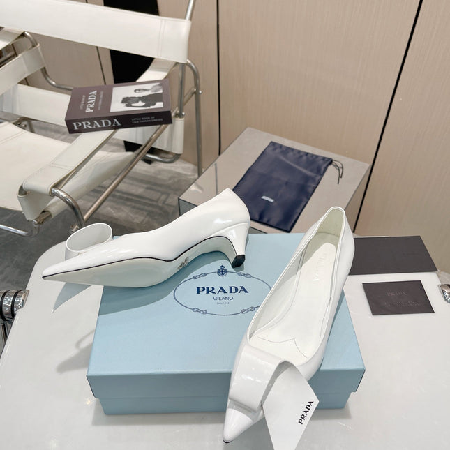 POINTED TOE PUMPS KITTEN HEEL IN WHITE GLOSSY LAMBSKIN WITH BOW