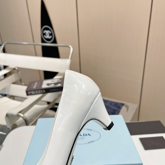 POINTED TOE PUMPS KITTEN HEEL IN WHITE GLOSSY LAMBSKIN WITH BOW