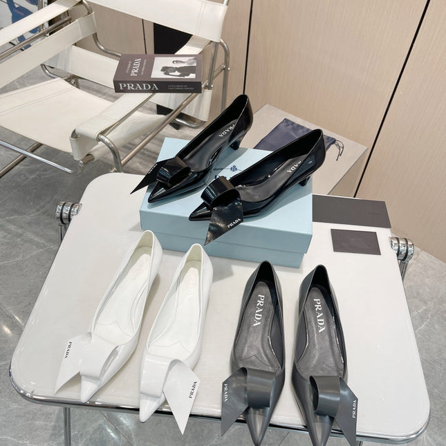 POINTED TOE PUMPS KITTEN HEEL IN WHITE GLOSSY LAMBSKIN WITH BOW