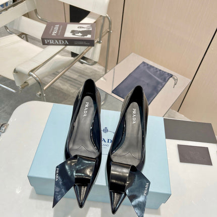 POINTED TOE PUMPS KITTEN HEEL IN BLACK GLOSSY LAMBSKIN WITH BOW