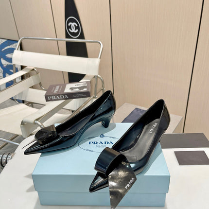 POINTED TOE PUMPS KITTEN HEEL IN BLACK GLOSSY LAMBSKIN WITH BOW
