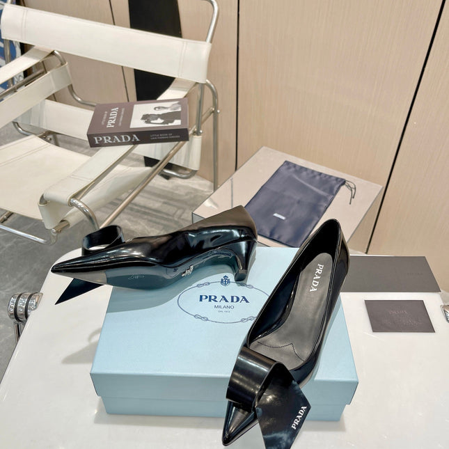POINTED TOE PUMPS KITTEN HEEL IN BLACK GLOSSY LAMBSKIN WITH BOW