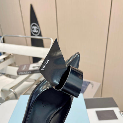 POINTED TOE PUMPS KITTEN HEEL IN BLACK GLOSSY LAMBSKIN WITH BOW