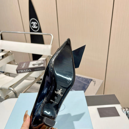 POINTED TOE PUMPS KITTEN HEEL IN BLACK GLOSSY LAMBSKIN WITH BOW