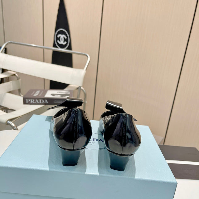 POINTED TOE PUMPS KITTEN HEEL IN BLACK GLOSSY LAMBSKIN WITH BOW