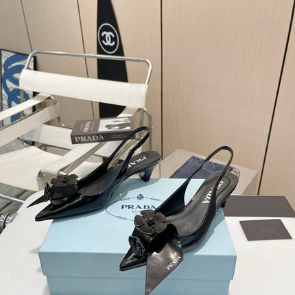 SLINGBACK KITTEN HEEL IN BLACK SHINY CALFSKIN ATTACHED FLOWERS