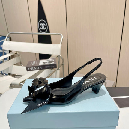 SLINGBACK KITTEN HEEL IN BLACK SHINY CALFSKIN ATTACHED FLOWERS