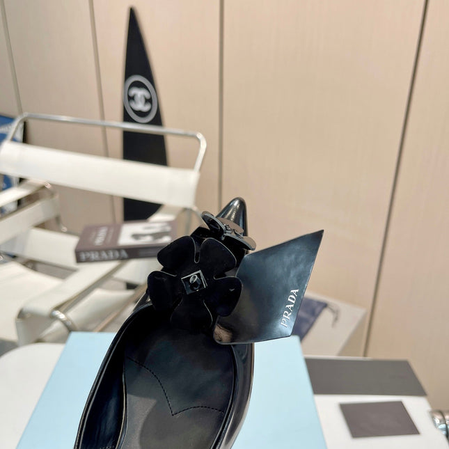 SLINGBACK KITTEN HEEL IN BLACK SHINY CALFSKIN ATTACHED FLOWERS