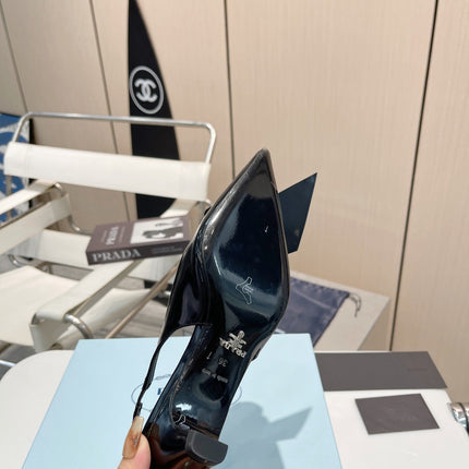 SLINGBACK KITTEN HEEL IN BLACK SHINY CALFSKIN ATTACHED FLOWERS