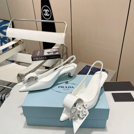 POINTED TOE SLINGBACK KITTEN HEEL WITH FLOWER BOW IN WHITE GLOSSY LAMBSKIN