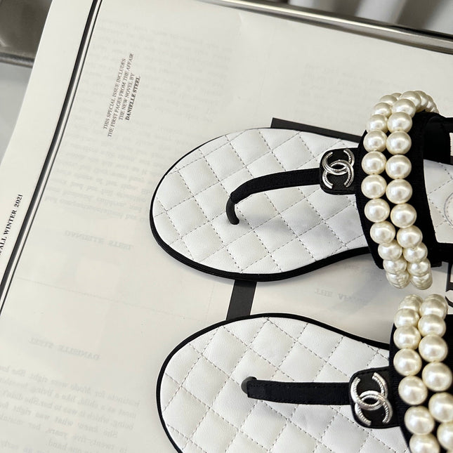CLASSIC THONG SANDALS PEARL CHAIN IN WHITE LAMBSKIN