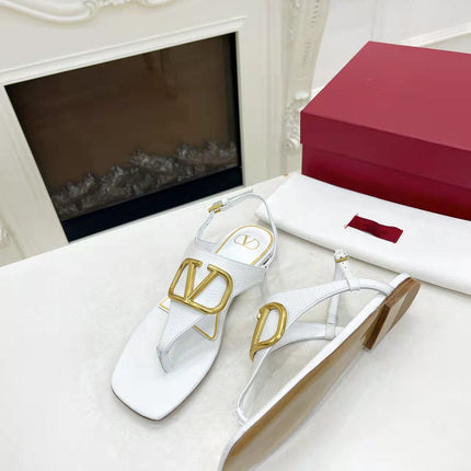THONG SANDALS IN WHITE CALFSKIN WITH GOLD LOGO