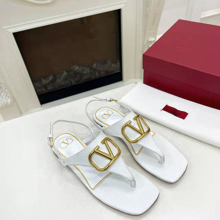 THONG SANDALS IN WHITE CALFSKIN WITH GOLD LOGO