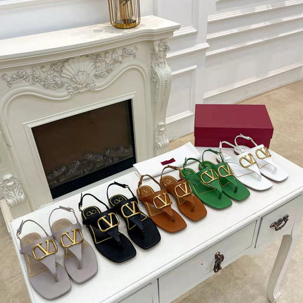 THONG SANDALS IN THISTLE PURPLE CALFSKIN WITH GOLD LOGO