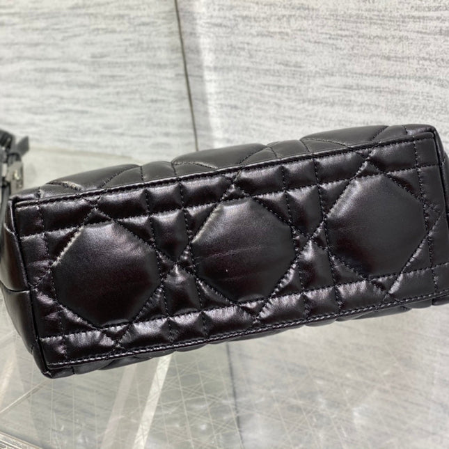 TRAVEL NOMAD POUCH 22 IN BLACK MACROCANNAGE LAMBSKIN